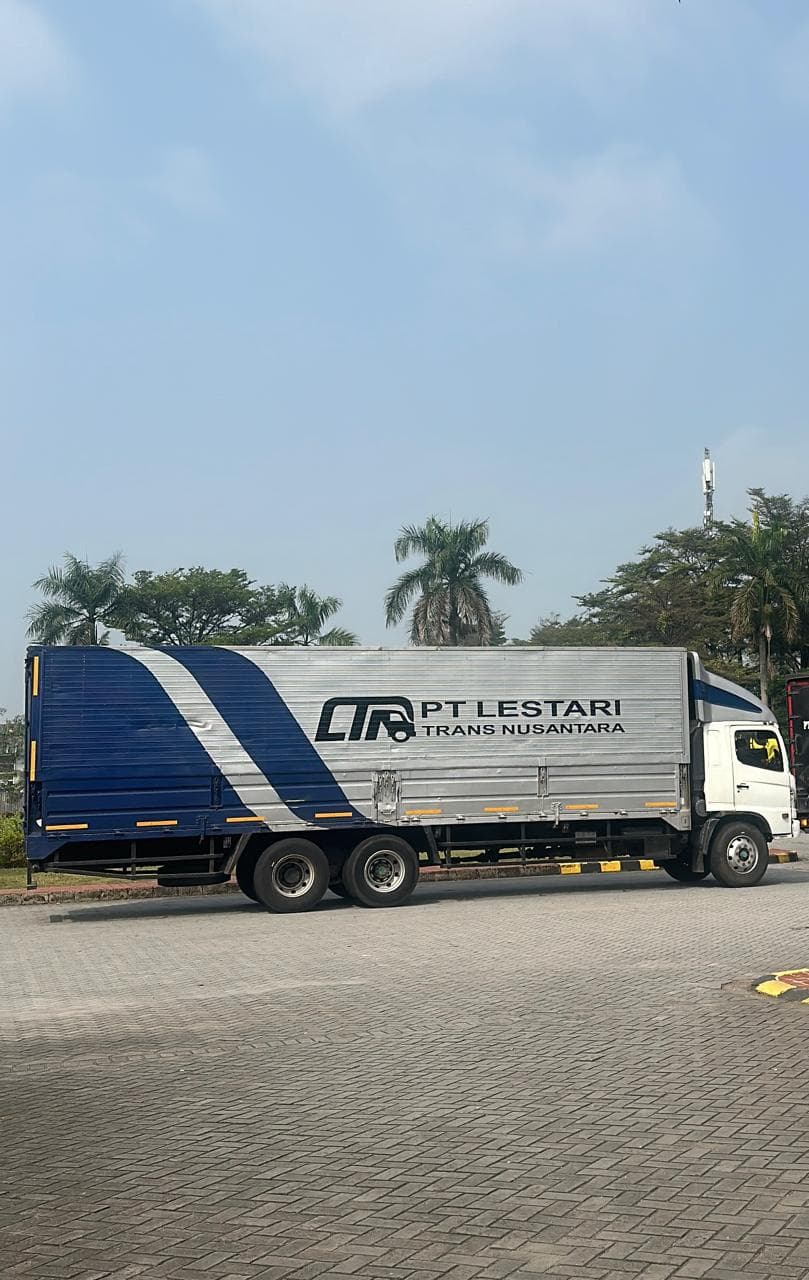 Unit truk siap melayani pengiriman