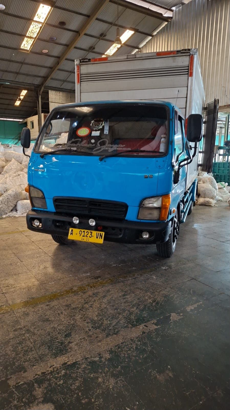 Truk sedang mengangkut barang